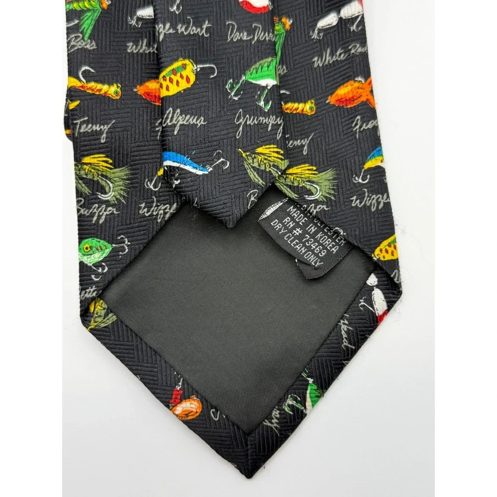 Addiction necktie features